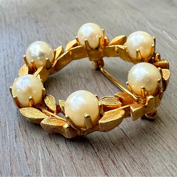Liner Vintage Gold & Pearl Leaf Brooch - Picture 8 of 12